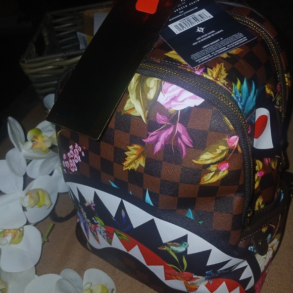 NWTLimited edition Streetsporty style Rounded silhouette Square and floral Shark - Picture 12 of 14